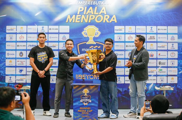 Bek Timnas Indonesia Rizky Ridho turut mendukung Media Cup 2025. Ia memberikan pesan kepada 16 tim yang bakal bersaing dalam turnamen ini dalam konferensi pers, di GBK Arena, Jakarta, Rabu (15/10/2025).