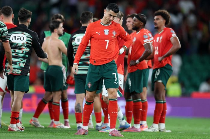 Kapten sekaligus penyerang Timnas Portugal, Cristiano Ronaldo, tampak lesu karena timnya tertunda kelolosannya ke Piala Dunia 2026 akibat bermain seri kontra Hungaria.