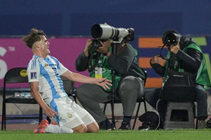 Mateo Silvetti merayakan gol yang dicetaknya dalam kemenangan Argentina atas Kolombia di babak semifinal Piala Dunia U-20 2025, Rabu (15/10/2025) di Santiago.