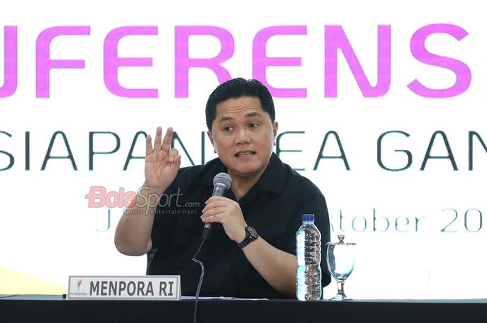 Menteri Pemuda dan Olahraga Republik Indonesia sekaligus Ketua Umum PSSI, Erick Thohir, sedang memberikan keterangan kepada awak media di Wisma Kemenpora, Senayan, Jakarta, Kamis (16/10/2025).