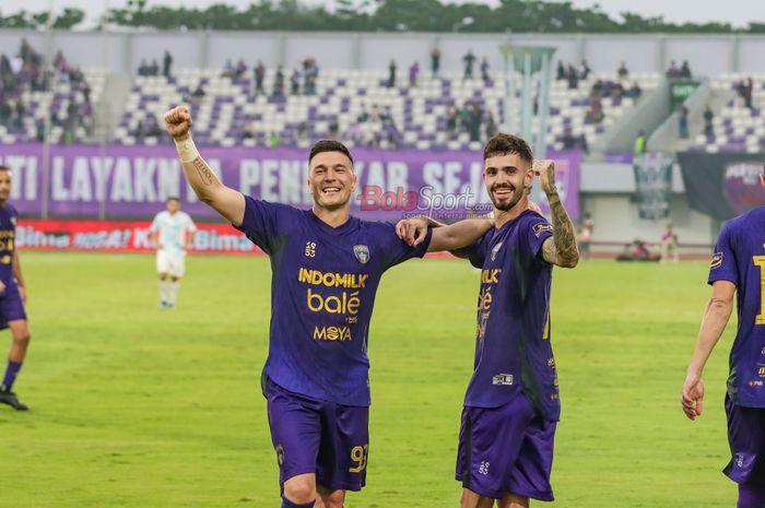 Rayco Rodriguez Medina (kanan) sedang melakukan selebrasi seusai mencetak gol dalam laga pekan kesembilan Super League 2025/2026 antara Persita Tangerang versus PSIM Yogyakarta di Stadion Indomilk Arena, Tangerang, Banten, Jumat (17/10/2025).