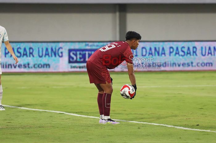 Kiper PSIM Yogyakarta, Cahya Supriadi,  sedang menguasai bola saat bertanding di Stadion Indomilk Arena, Tangerang, Banten, Jumat (17/10/2025).