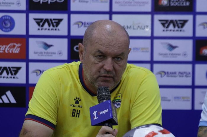 Pelatih Persib Bandung, Bojan Hodak, saat memberikan keterangan kepada media jelang lawan PSBS Biak, Kamis (16/20/2025).