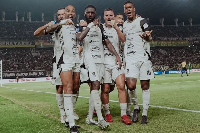 Persija berhasil mengalahkan Persebaya dengan skor 3-1 di Stadion Gelora Bung Tomo, Surabaya, pada Sabtu (18/10/2025).