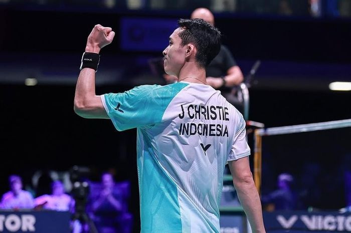 Tunggal putra Indonesia, Jonatan Christie, mengepalkan tangan usai memenangkan laga final Denmark Open 2025, Minggu, 19 Oktober 2025