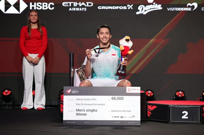Tunggal putra Indonesia, Jonatan Christie, merayakan kemenangannya pada final Denmark Open 2025, Minggu (19/10/2025)