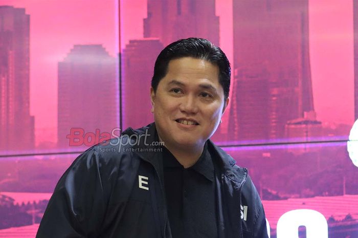 Ketua Umum PSSI, Erick Thohir, sedang memberikan keterangan kepada awak media di Media Center Stadion Gelora Bung Karno, Senayan, Jakarta, Jumat (24/10/2025).