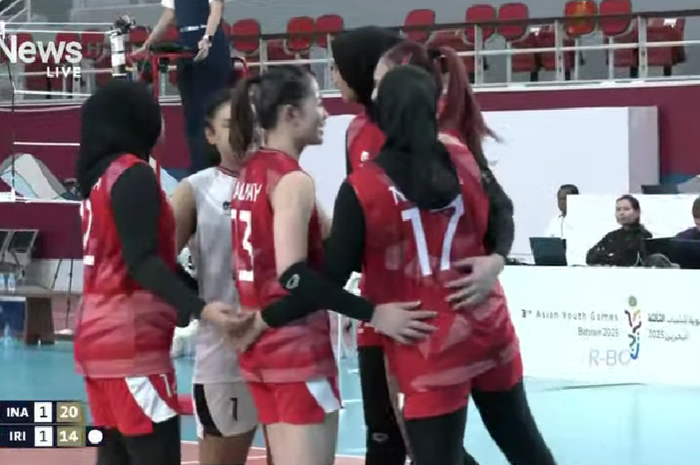 Tim voli putri Indonesia pada final Asian Youth Games 2025 lawan Iran di Isa bin Rashid Sports City Hall, Bahrain, Rabu (29/10/2025) 
