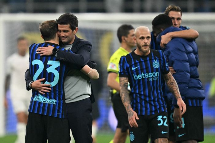 Pelatih Inter Milan, Cristian Chivu, membawa klubnya secara virtual sebagai juara paruh musim Liga Italia pasca-hasil imbang AC Milan melawan Genoa (8/1/2026).