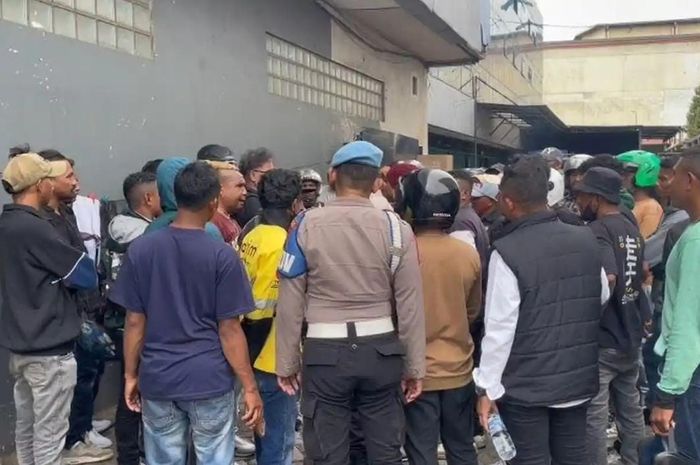 Bentrok ormas dan matel memanas di Cengkareng Jakbar hingga buat lalu lintas terhambat. 