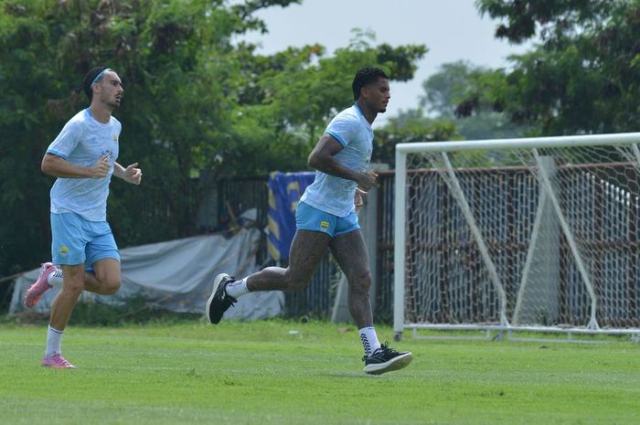 Dua pemain Persib Bandung, Andrew Jung dan Ramon Tanque, saat menjalani sesi latihan, Selasa (11/11/2025).