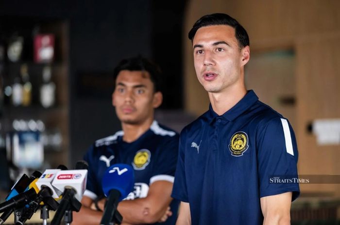 Kapten Timnas Malaysia Dion Cools saat konferensi pers jelang melawan Nepal di Kualifikasi Piala Asia 2027.