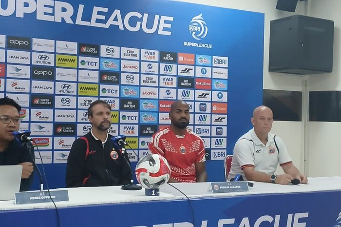 Pelatih Persija Jakarta, Mauricio Souza pada konferensi pers jelang laga pekan ke-13 Super League 2025/2026 lawan Persik Kediri di Stadion Manahan, Solo, Rabu (19/11/2025)