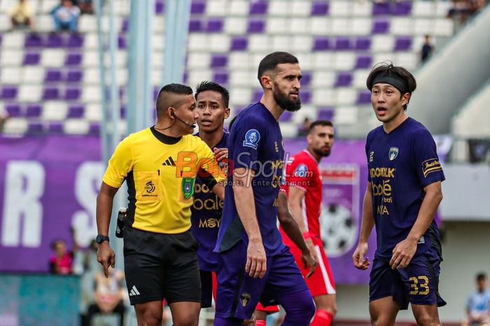 Suasana laga pekan ke-13 Super League 2025/2026 antara Persita Tangerang versus Malut United FC di Stadion Indomilk Arena, Tangerang, Banten, Minggu (23/11/2025).