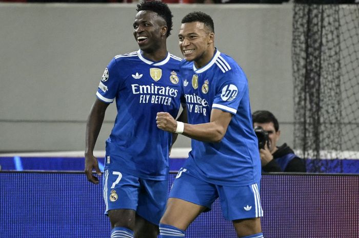 Kylian Mbappe (kanan) cetak gol Real Madrid ke gawang Olympiacos pada duel Liga Champions di Piraeus (26/11/2025).