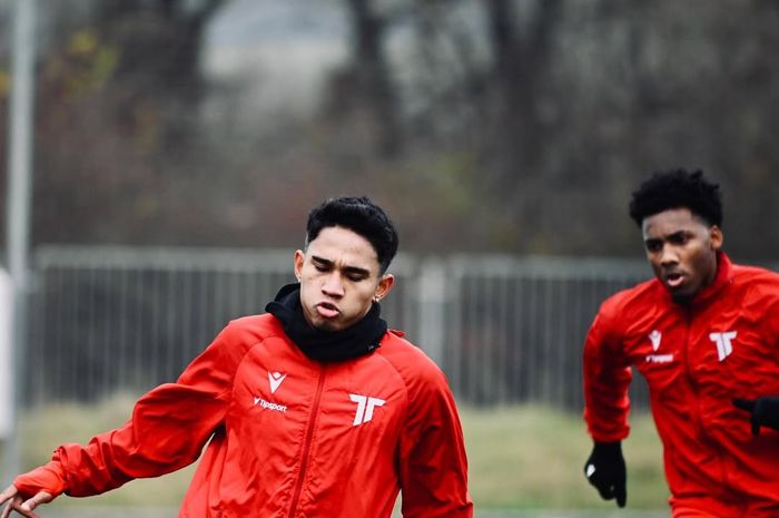 Pemain AS Trencin, Marselino Ferdinan merayakan Natal di Eropa. 