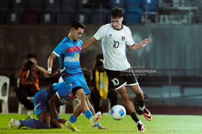 Pemain timnas u-22 Indonesia Rafael Struick berduel dengan pemain Filipina di SEA Games 2025