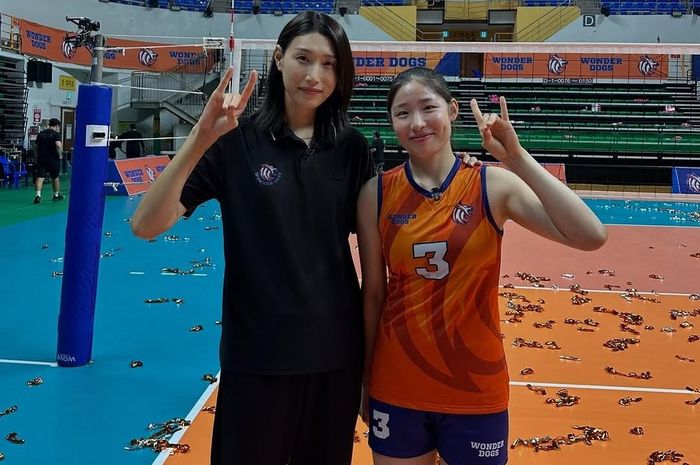 Pemain baru Daejeon JungKwanJang Red Sparks, Enkhsoyol Jamiyanpurev, berpose bersama ratu voli Korea Selatan, Kim Yeon-koung