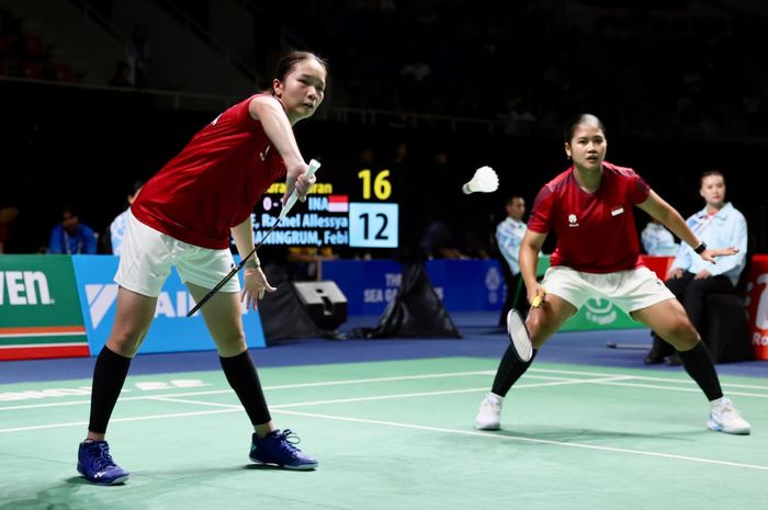 Ganda putri Indonesia, Febi Setianingrum/Rachel Allessya Rose, saat tampil pada semifinal beregu putri SEA Games 2025 di Bangkok, Thailand, Senin (8/12/2025).