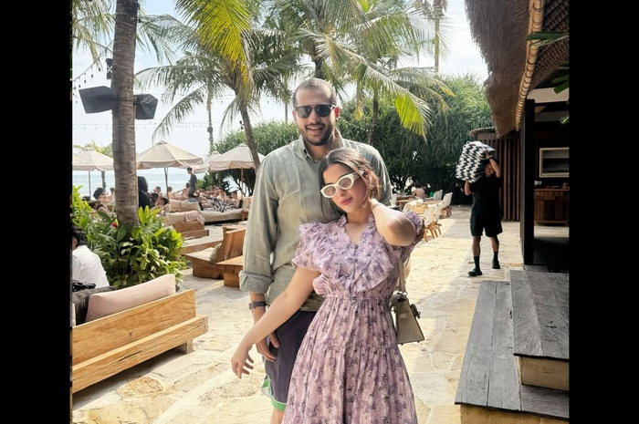 Kisah cinta Tasya Farasya dan Ahmad Assegaf merupakan perjalanan panjang yang dimulai sejak masa kecil