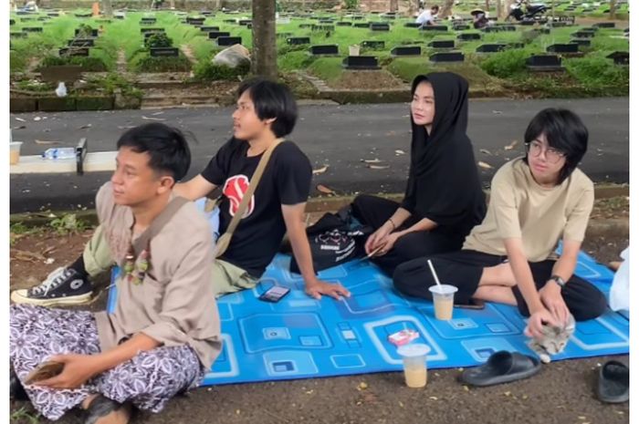 Karina Ranau dan anak-anak Epy Kusnandar melakukan renovasi makam di TPU Jeruk Purut, Jakarta Selatan