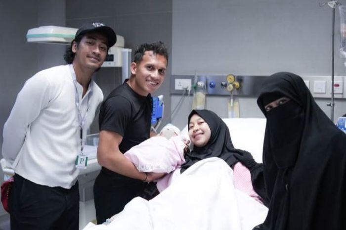 Kabar bahagia datang dari pasangan pesepakbola Egy Maulana Vikri dan Adiba Khanza yang menyambut kelahiran putri pertama mereka pada Jumat, (12/12/2025)
