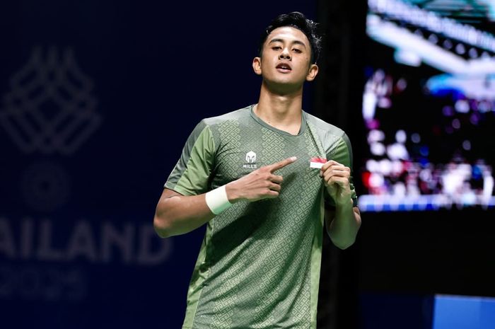 Tunggal putra Indonesia, Alwi Farhan, berpose setelah memenangi laga semifinal bulu tangkis perorangan SEA Games 2025 di Pathum Thani, Thailand, 13 Desember 2025.