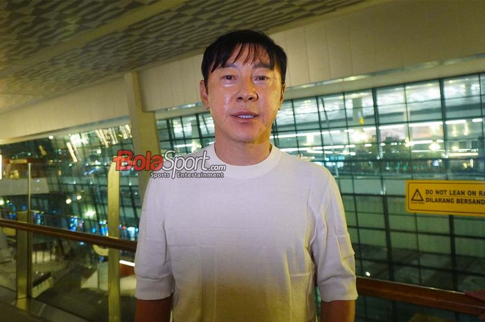 Mantan Pelatih Timnas Indonesia, Shin Tae-yong, saat ditemui di Bandara Soekarno Hatta, Tangerang, Banten, Minggu (14/12/2025).