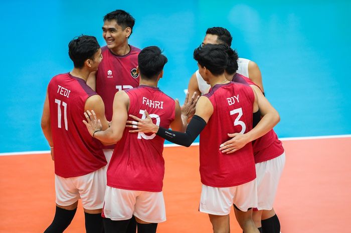 Timnas bola voli putra Indonesia menghadapi Myanmar pada laga pertama penyisihan grup SEA Games 2025 di di Huamark Indoor Stadium, Bangkok, Thailand, Senin (15/12/2025).