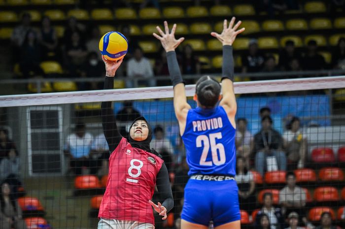 Opposite tim voli putri Indonesia, Megawati Hangestri Pertiwi, melakukan spike ke arah pertahanan Filipina dalam laga perebutan medali perunggu SEA Games 2025 di Bangkok, Thailand, 15 Desember 2025.