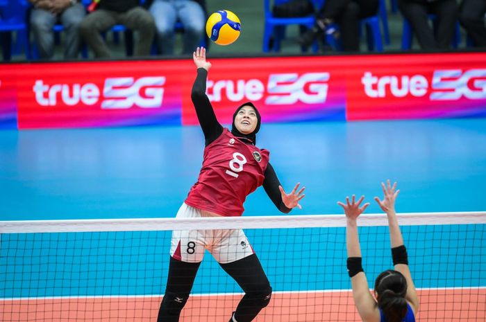 Lawan tim voli putri Indonesia Megawati Hangstri Pertiwi menyerang pertahanan Filipina pada perebutan medali perunggu Asian Games Tenggara 2025 di Bangkok, Thailand, 15 Desember 2025.