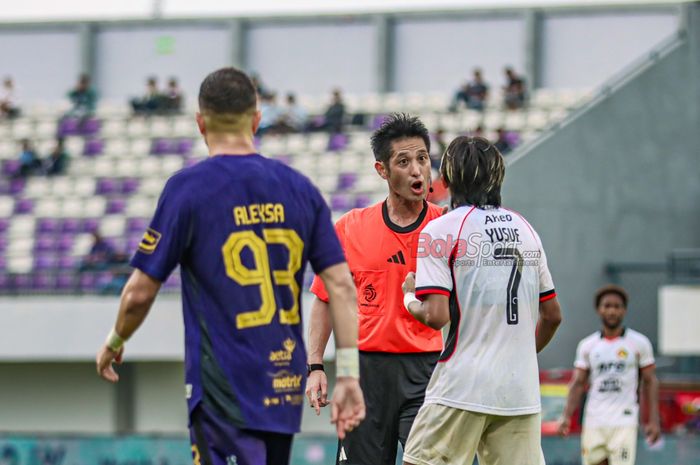 Wasit asal Jepang bernama Yudai Yamamoto (tengah) sedang memimpin pertandingan dalam laga pekan ke-15 Super League 2025/2026 antara Persita Tangerang versus Persik Kediri di Stadion Indomilk Arena, Tangerang, Banten, Minggu (21/12/2025).
