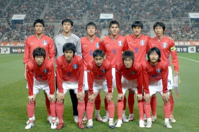 Kim Sang-sik pernah menjadi kapten Timnas Korea Selatan dalam pertandingan yang menampilkan banyak bintang, termasuk Park Ji Sung (nomor 7), legenda Manchester United. 