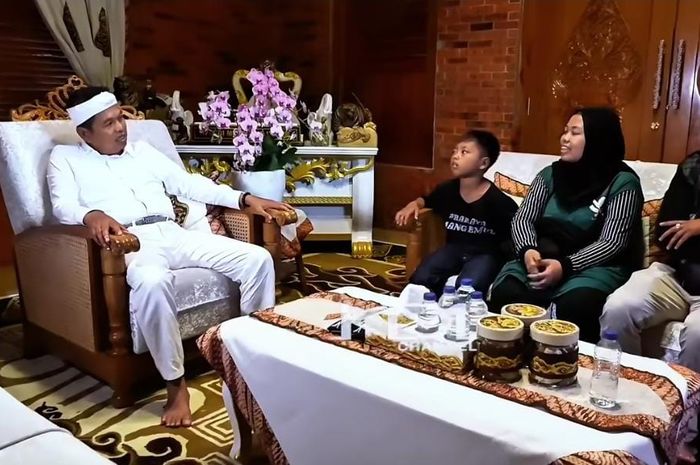 Dedi Mulyadi undang bocah penakluk ular asal Bandung ke rumah, Gubernur Jawa Barat minta Dika kembali sekolah.