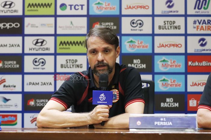 Pelatih Persija Jakarta, Mauricio Souza, sedang memberikan keterangan kepada awak media di Media Center  Stadion Utama Gelora Bung Karno, Senayan, Jakarta, Sabtu (3/1/2026).