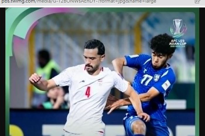 Bek Timnas U-23 Iran, Danial Iri, sedang berduel dengan pemain Timnas U-23 Uzbekistan Amirbek Saidov di laga Grup C Piala Asia U-23 2026.