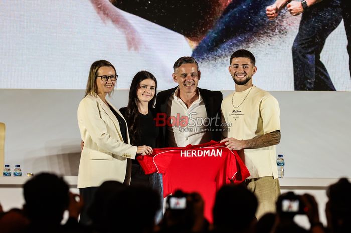 Pelatih Baru Timnas Indonesia, John Herdman, sedang foto bersama dengan keluarganya (termasuk anaknya Jay Herdman) seusai sesi jumpa pers di Jakarta, Selasa (13/1/2026) siang.