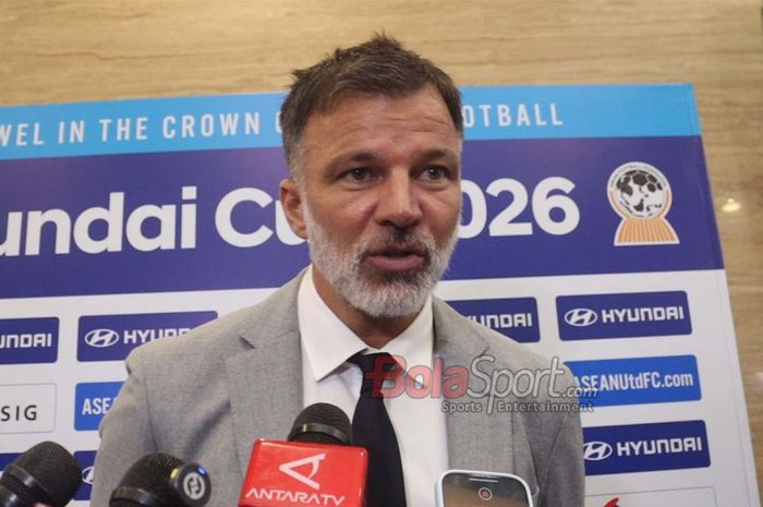 Pelatih Timnas Thailand, Anthony Hudson, memuji program naturalisasi Vietnam.