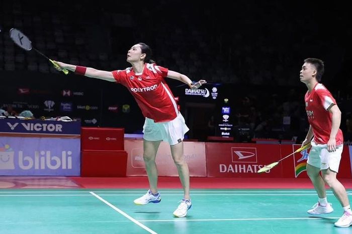Ganda campuran Indonesia-Singapura,Hee Yong Kai Terry/Gloria Emanuelle Widjaja, sedang bertanding pada Indonesia Masters 2026 di Lapangan Istora, Senayan, Jakarta, Rabu (21/1/2026).