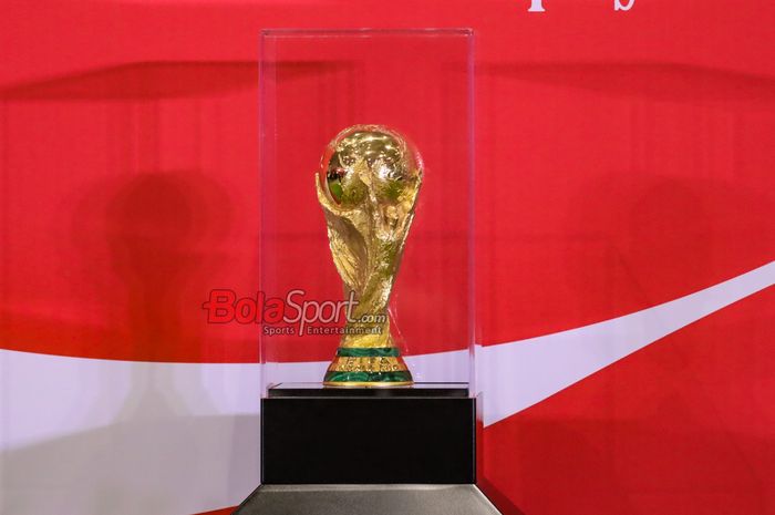 Trofi Piala Dunia 2026 saat hadir di Jakarta Convention Center (JCC), Senayan, Jakarta, Kamis (22/1/2026).