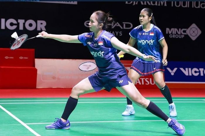 Ganda putri Indonesia, Rachel Allessya Rose/Febi Setianingrum, melakukan tos saat tampil pada perempat final Indonesia Masters 2026
