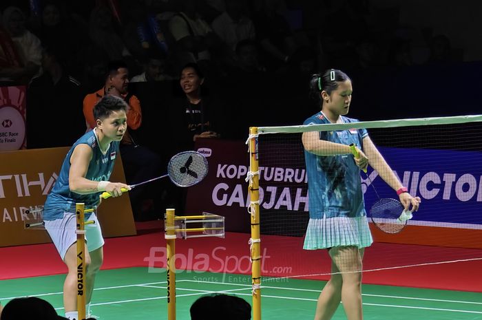 Ganda putri Indonesia, Lanny Tria Mayasari/Apriyani Rahayu, saat berhadapan dengan wakil Malaysia, Pearly Tan/Thinaah Muralitharan, dalam babak semifinal Indonesia Masters 2026 di Istora Senayan, Jakarta, Sabtu (24/1/2026).