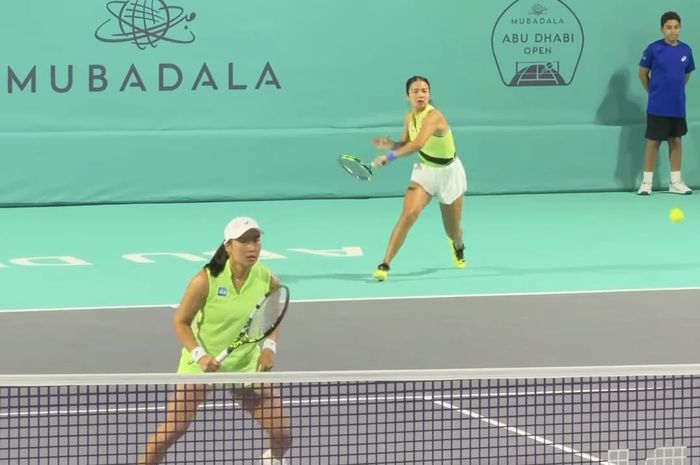 Aksi petenis Indonesia, Janice Tjen dan Alexandra Eala (Filipina) pada babak 16 besar ganda putri Abu Dhabi Open 2026, Selasa (3/2/2026)