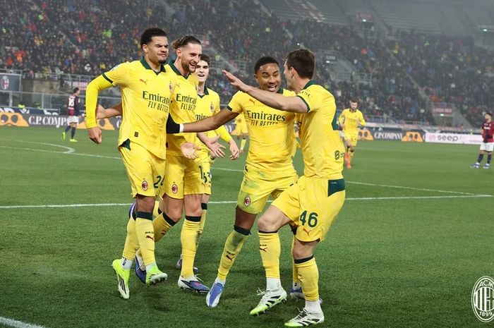Para pemain AC Milan merayakan gol yang dicetak Christopher Nkunku ke gawang Bologna lewat titik penalti dalam laga yang berlangsung di Stadion Renato Dall'Ara.
