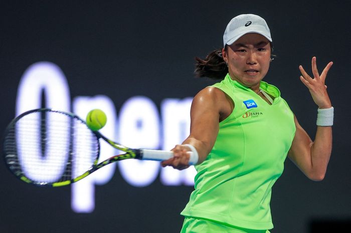Petenis Indonesia, Janice Tjen, mengalahkan Dayana Yastremska dalam ajang Dubai Championship 2026.