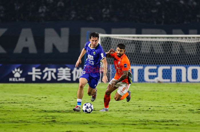 Thom Haye (kiri) sedang menguasai bola dan dibayangi Luciano Guaycochea (kanan) dalam laga babak 16 besar AFC Champions League Two 2025/2026 antara Persib Bandung versus Ratchaburi FC di Stadion Gelora Bandung Lautan Api, Bandung, Jawa Barat, Rabu (18/2/2026).