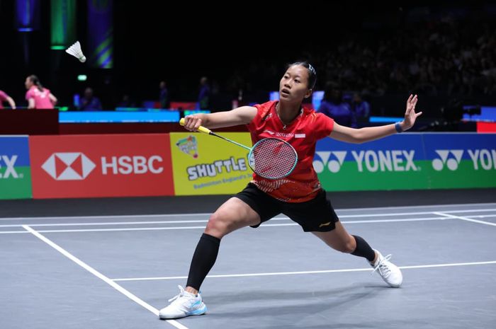Tunggal putri Indonesia, Putri Kusuma Wardani, berusaha menjangkau kok saat tampil pada babak kedua All England Open 2026 di Birmingham, Inggris, 5 Maret 2026.