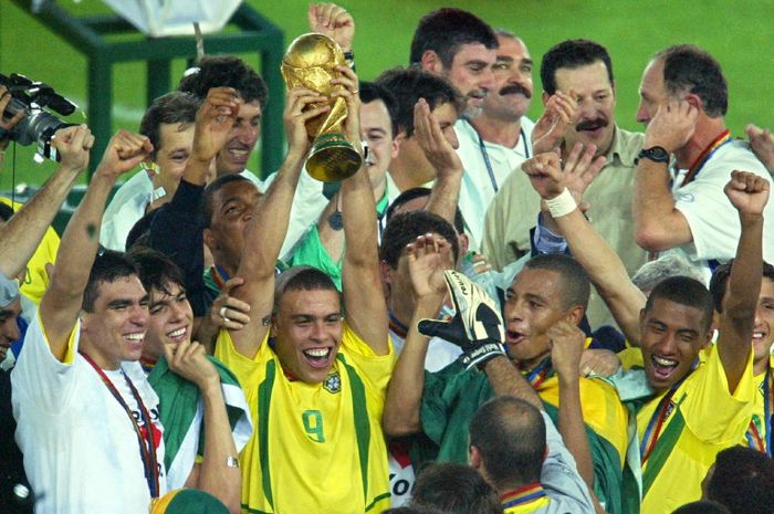 Ronaldo Nazario bawa timnas Brasil juara Piala Dunia 2002, tapi gagal menyamai prestasi legendaris Pele karena masalah kebugaran di edisi 1998.