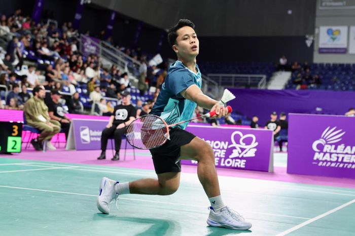 Tunggal putra Indonesia, Anthony Sinisuka Ginting, berusaha mengembalikan kok saat tampil pada babak pertama Orleans Masters 2026 di Orleans, Prancis, 18 Maret 2026.