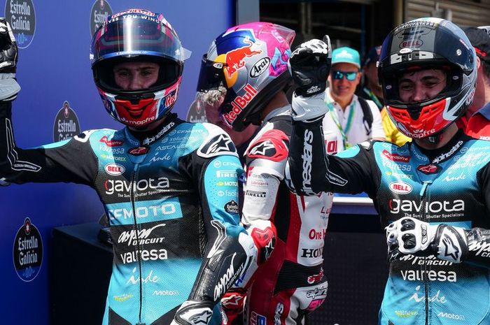 Pembalap CFMoto Aspar Team, Maximo Quiles dan Marco Morelli, serta Veda Ega Pratama di parc-ferme Moto3 Brasil 2026.